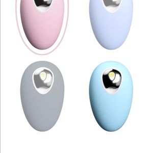 Skincare delivery device with skincare capsules
